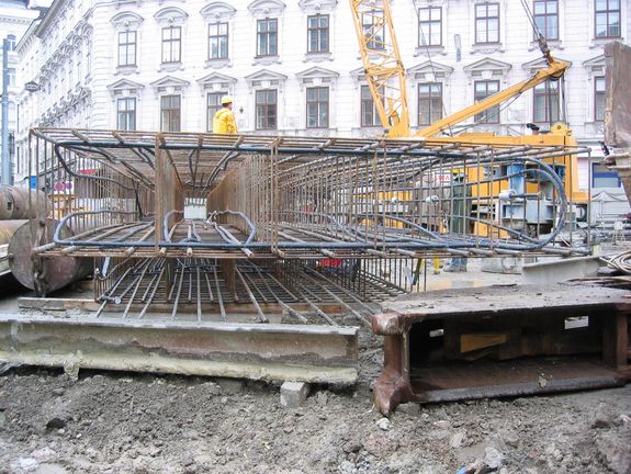 Mit Absorberleitungen belegter Bewehrungskorb einer Energieschlitzwand | (c) TU Wien, Institut für Geotechnik Mit Absorberleitungen belegter Bewehrungskorb einer Energieschlitzwand (c) TU Wien, Institut für Geotechnik
