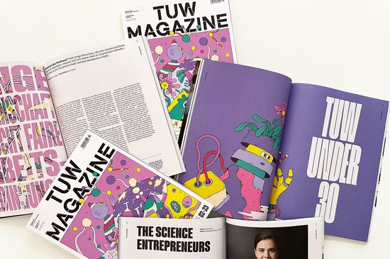 Aufgeschlagene Magazine auf einem Tisch