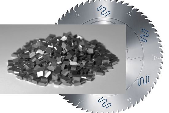 Kleine Metallstücke und ein kreisförmiges Sägeblatt.