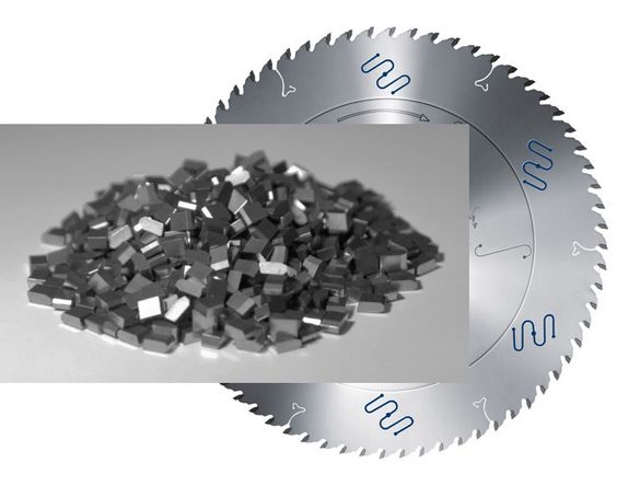 Kleine Metallstücke und ein kreisförmiges Sägeblatt.