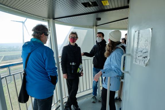 ETIA13 Exkursion nach Bruck an der Leitha - Studierende in einer Windturbine