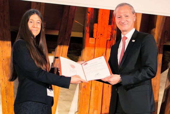 Katharina Ceesay-Seitz erhält auf der Festbühne die Urkunde.