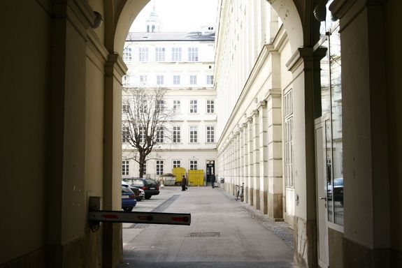 alter Hof 1 Blick zu den Innenhof durch einen Durchgang.
