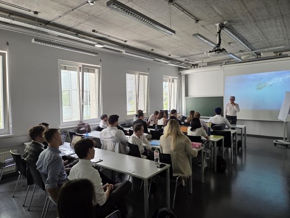 Lehrveranstaltungsleiter Prof. Malloth mit der Abschlussklasse