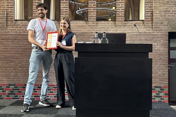 Bartlechner mit Urkunde