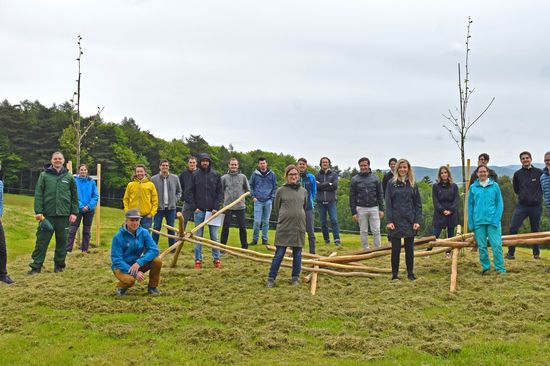 [Translate to English:] MBA-Teilnehmer_innen mit Prof. Dr. Wolfgang Güttel beim Führungskräftetraining im Wienerwald 