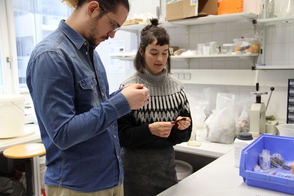 zwei Personen in Labor