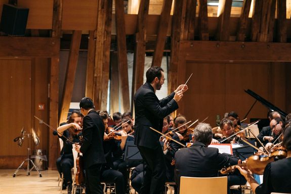 Dirigent und Musiker im Kuppelsaal