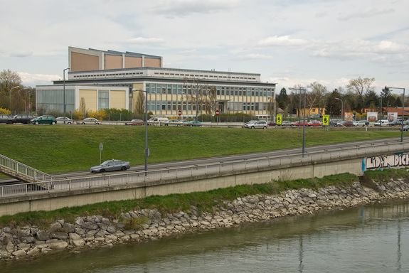 Atominstitut Seitenansicht Das Gebäude von außen, es hat drei Stockwerke. Es sind zwei kubische Teile zu unterscheiden.
