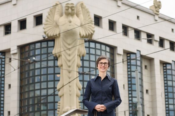 Library director Beate Guba in front of the library building, photo by Raimund Appel