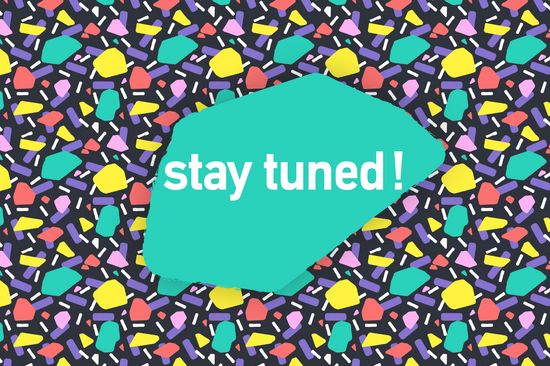 Die Aufschrift "stay tuned" auf buntem Hintergrund.