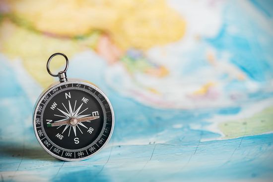 Kompass auf Weltkarte
