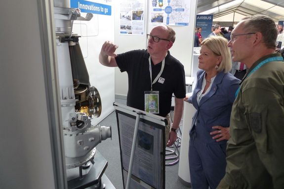 Prof. Weigand erläutert am Messestand der TU Wien der Bundesministerin für Landesverteidigung, Frau Mag. Klaudia Tanner und Generalmajor Rudolf Striedinger die Aktivitäten auf dem Gebiet der Luftfahrtgetriebe