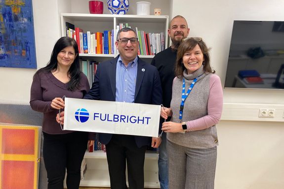 Gruppenfoto 4 Personen stehend Bianca Tallian, Jonathan Alloy, Herbert Kreuzeder und Bettina Neunteufl