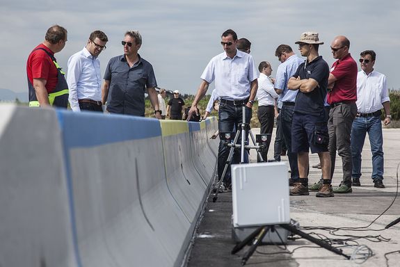 Die Betonschutzwand wird untersucht