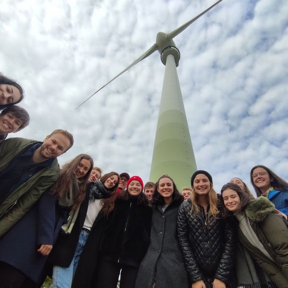 [Translate to English:] Studierende Windrad