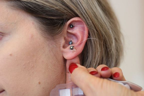 Ein Ohr mit einem Apparat