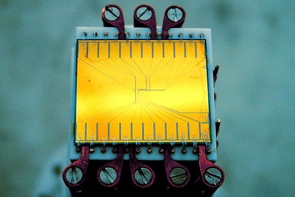 Ein gelbgoldener Atomchip