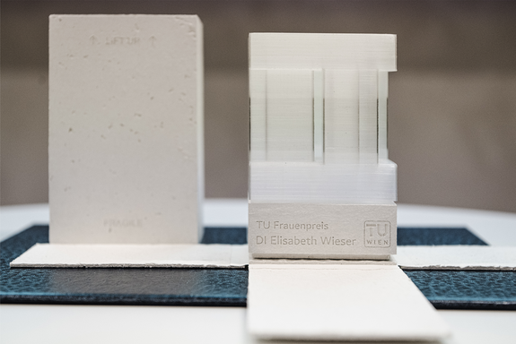 Frauenpreis-Skulptur in Form eines Quaders