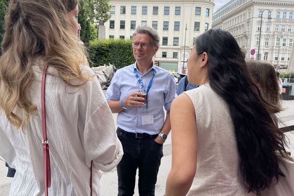 [Translate to English:] Wolfgang Güttel mit Alumni