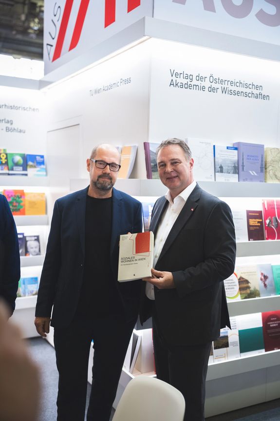 links Peter Fattinger (TU Wien) mit Vizekanzler Andreas Babler (rechts)