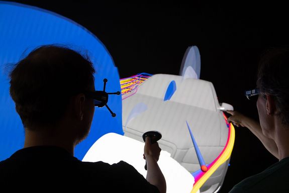 Person mit VR-Brille von hinten