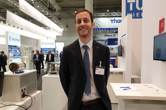 Dominik Wimmer (TU Wien) am TU Wien Stand.