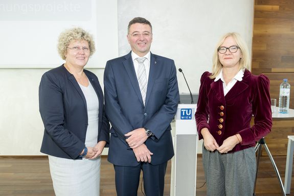 Rektorin Sabine Seidler, Infrastrukturminister Jörg Leichtfried, Vizerektorin Anna Steiger (v.l.n.r.) Rektorin Sabine Seidler, Infrastrukturminister Jörg Leichtfried, Vizerektorin Anna Steiger (v.l.n.r.)