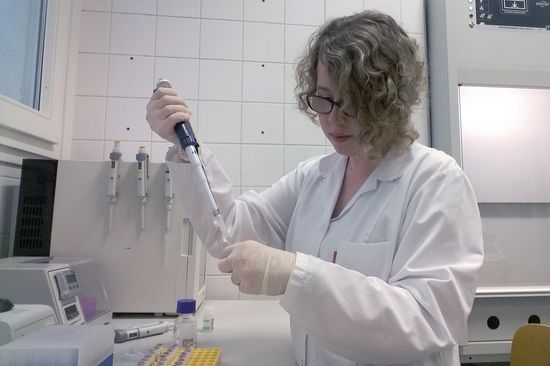 Katarzyna Slipko hantiert im Labor an der TU Wien mit Pipette und Reagenzgläsern.