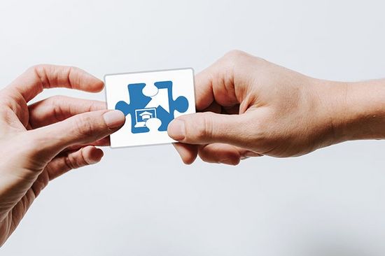 Hände reichenPuzzle mit DTL Logo
