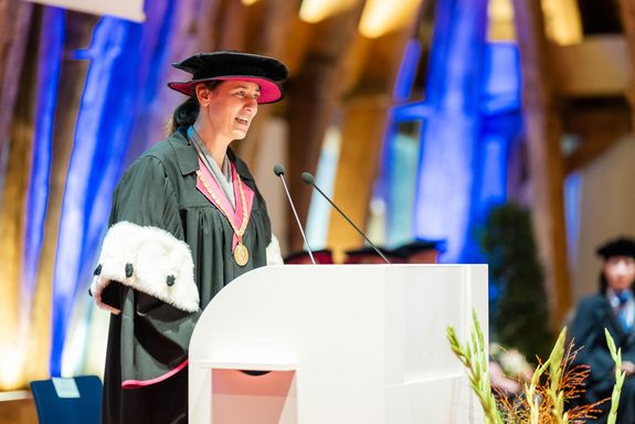 Rede Vizerektorin: Frau an Pult