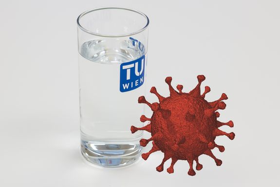 Ein Glas Wasser mit TU Wien Signet, daneben ein übergrößes Coronavirus in rotbraun dargestellt.