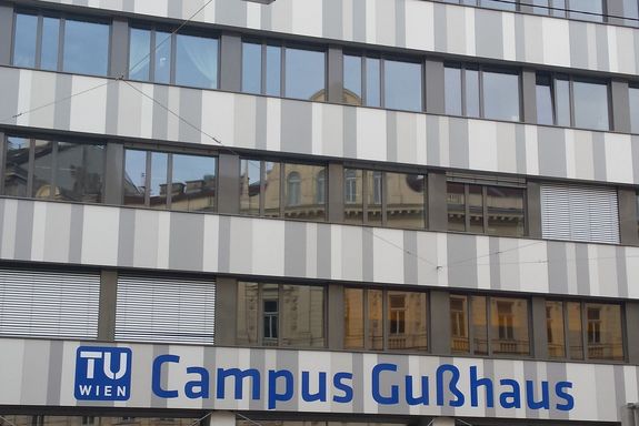 neues Elektrotechnisches Institutsgebäude Frontansicht: Das Gebäude hat 6 Stockwerken, Erdgeschoss ist verglast, obere Stockwerke haben horizontale Fensterbänder
