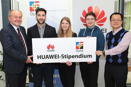 Vorjahresgewinner/innen und Vertreter von Huawei und der ÖJAB