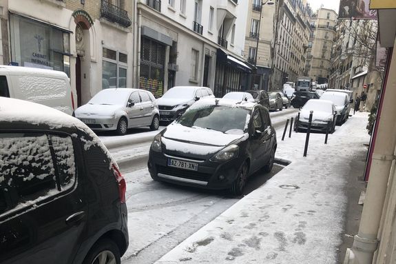 [Translate to English:] Verschneite Straße mit Autos