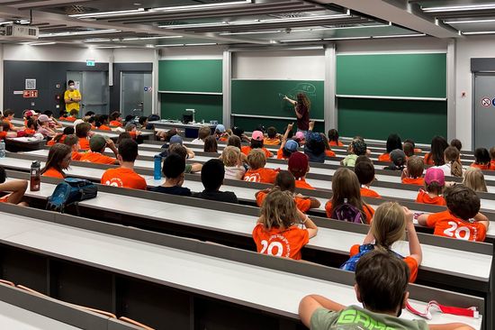 Schüler_innen sitzen im Hörsaal