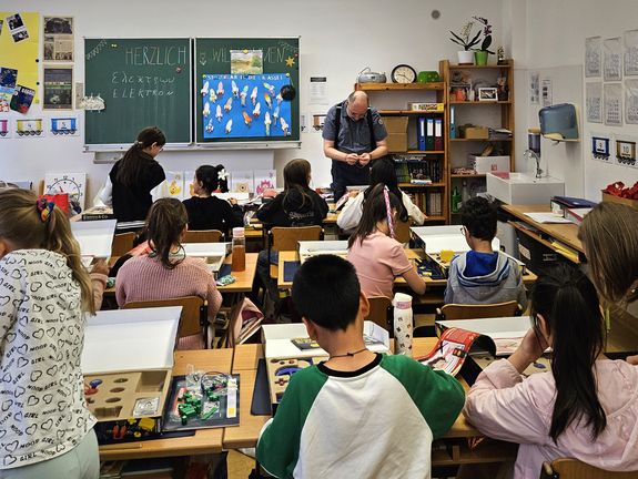 Die SchülerInnen können dabei spielerisch die Grundlagen der Elektrotechnik kennenlernen.