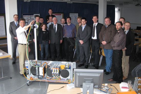 Der Demonstrator wurde der original Anwendung von EADS Astrium zur Vermessung von Satellitenantennen nachempfunden und ist ein Beispiel für die Anwendung eines heterogenen Kommunikationssystems.