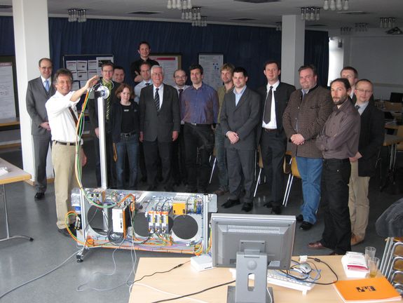 Der Demonstrator wurde der original Anwendung von EADS Astrium zur Vermessung von Satellitenantennen nachempfunden und ist ein Beispiel für die Anwendung eines heterogenen Kommunikationssystems. Der Demonstrator wurde der original Anwendung von EADS Astrium zur Vermessung von Satellitenantennen nachempfunden und ist ein Beispiel für die Anwendung eines heterogenen Kommunikationssystems.
