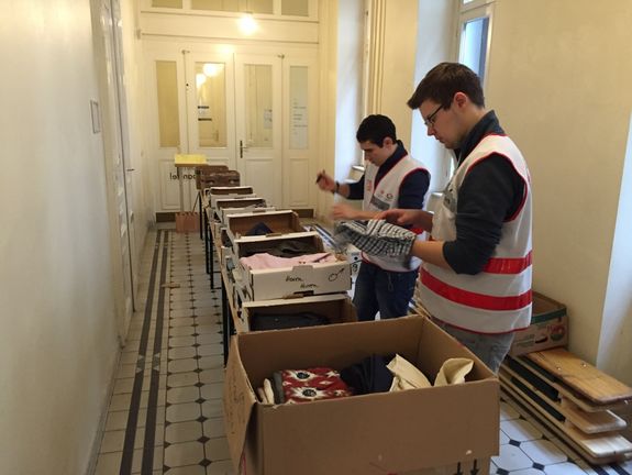 Viele Kleiderspenden werden direkt im Flüchtlingsheim abgegeben. [2]