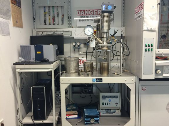 1L steel reactor in the laboratory of Miriam Unterlass