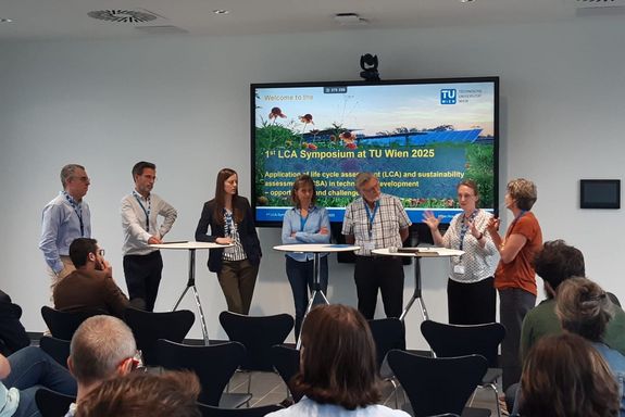 Menschen stehend am Podium in Diskussion