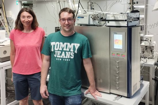 zwei Personen im Labor vor einer metallischen Maschine