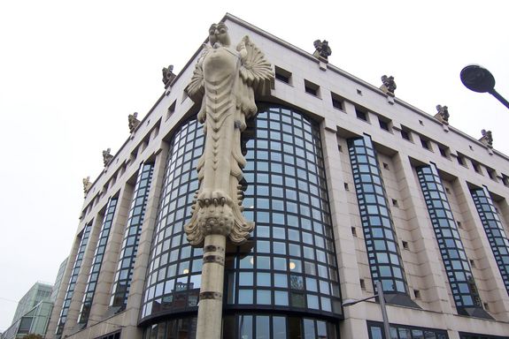 Bibliothek Eule Großansicht Blick von außen auf die Eule-Figur an der Ecke des Baus.
