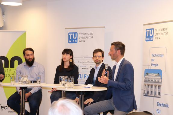 Eine weitere Aufnahme des Podiums. Diesmal spricht Harald Frey ins Mikrofon.