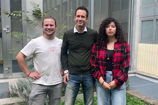 drei Personen am Atominstitut der TU Wien