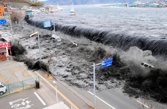 Tsunami trifft die Hafenstadt Kesennuma am 11.03.2011 (Photo: HO/Reuters) Tsunami trifft die Hafenstadt Kesennuma am 11.03.2011 (Photo: HO/Reuters)