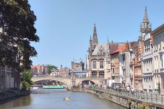 Fluss mit historischen Häusern