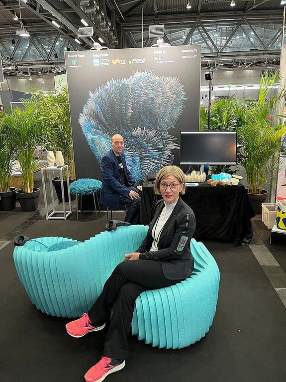 Bild der Messe mit I.Kovacic am Sofa 