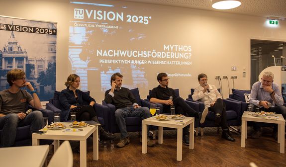 Es wird in einer Couchrunde diskutiert.